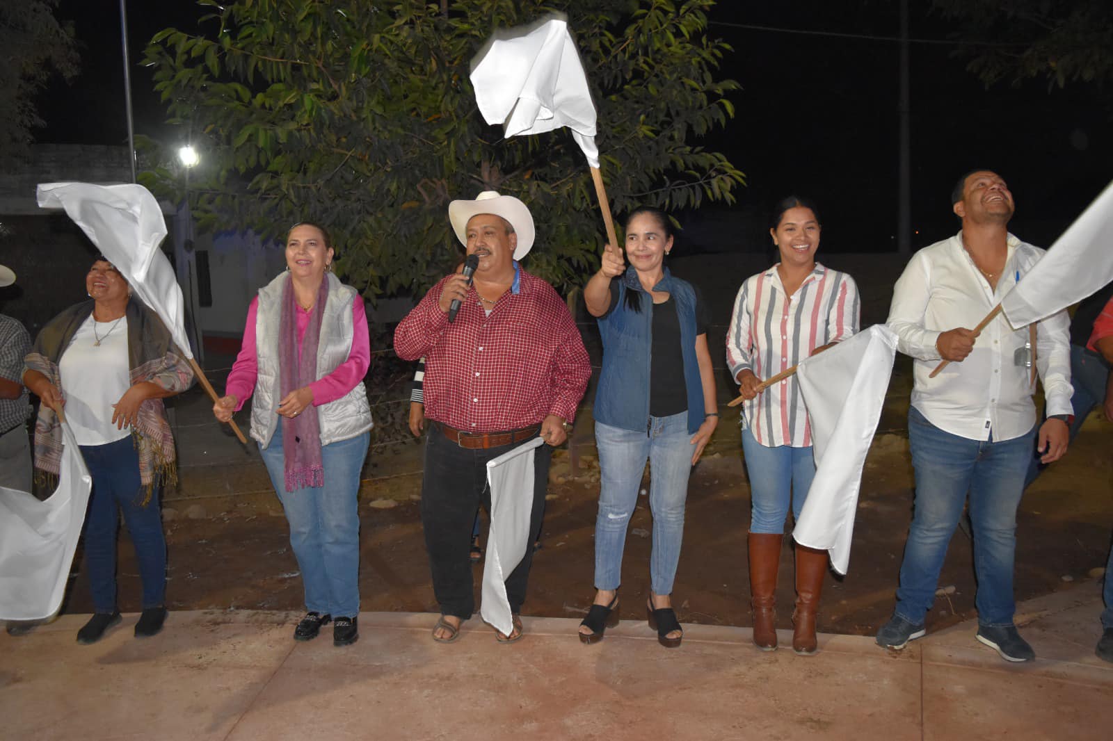 Entrega Gabino Jiménez, las obras del Andador peatonal a los pobladores de Río Viejo