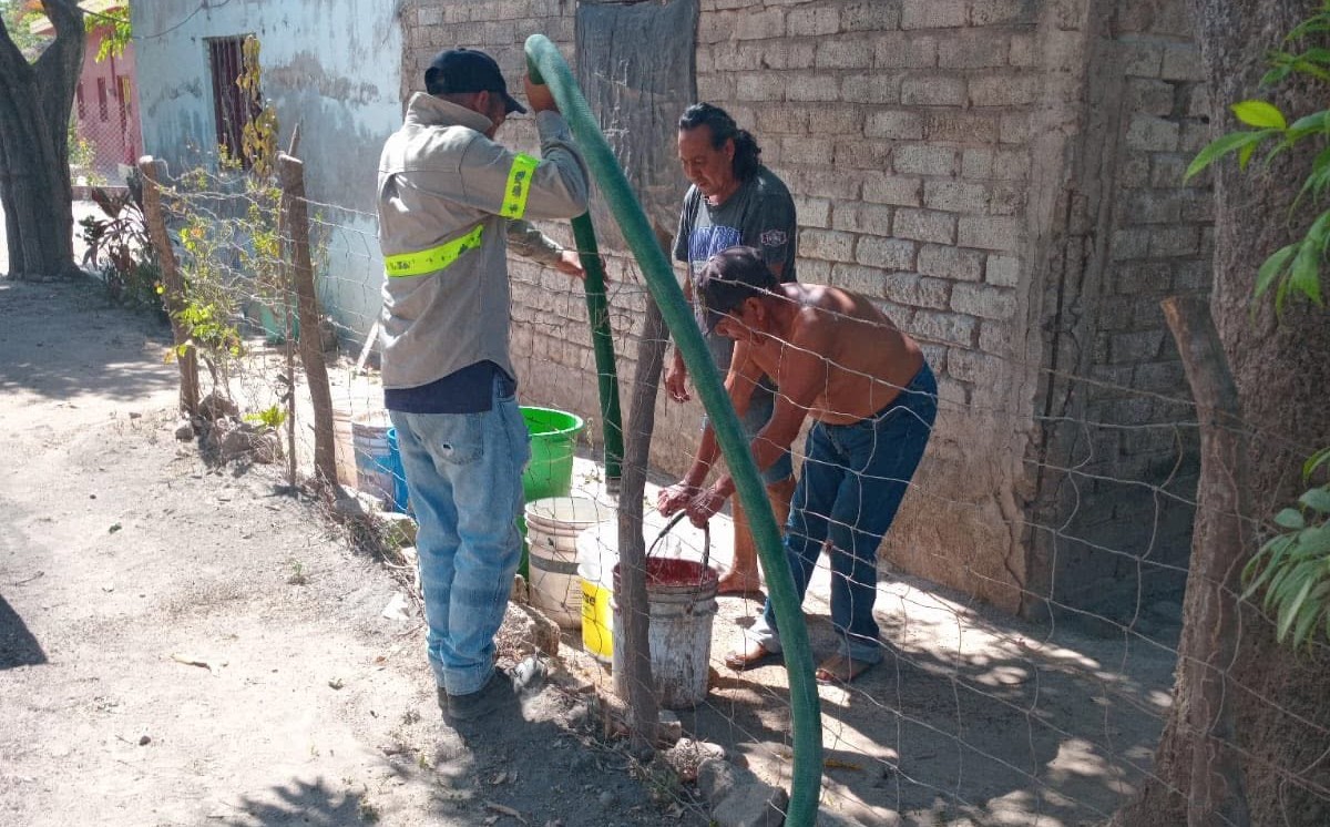 Continúa el gobierno de Tecuala llevando el vital líquido a los hogares de las familias tecualenses